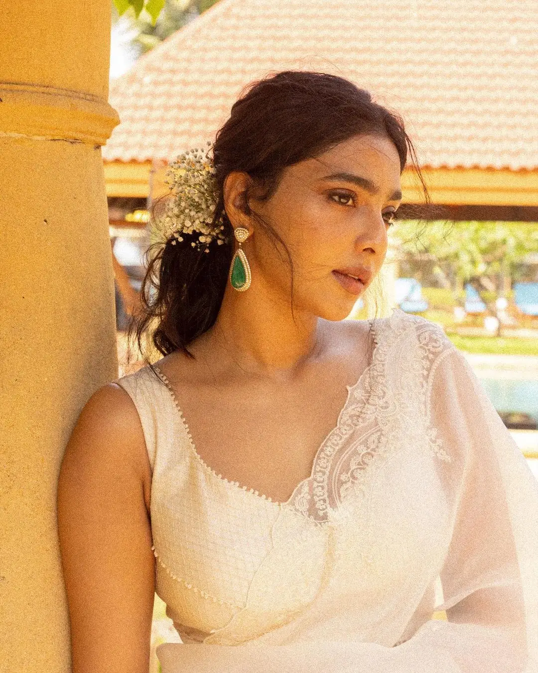 Aishwarya Lekshmi in White Color Saree Sleeveless Blouse